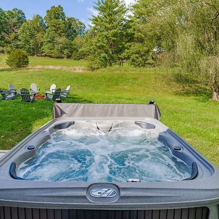 Large Modern Farmhouse W Hot Tub, Fire Pit & Games Villa Berkeley Springs Bagian luar foto