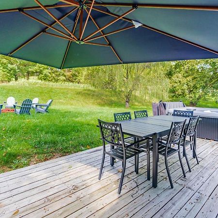 Large Modern Farmhouse W Hot Tub, Fire Pit & Games Villa Berkeley Springs Bagian luar foto