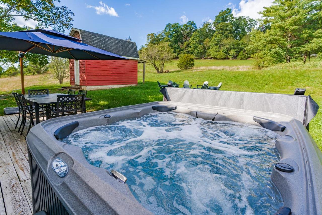 Large Modern Farmhouse W Hot Tub, Fire Pit & Games Villa Berkeley Springs Bagian luar foto