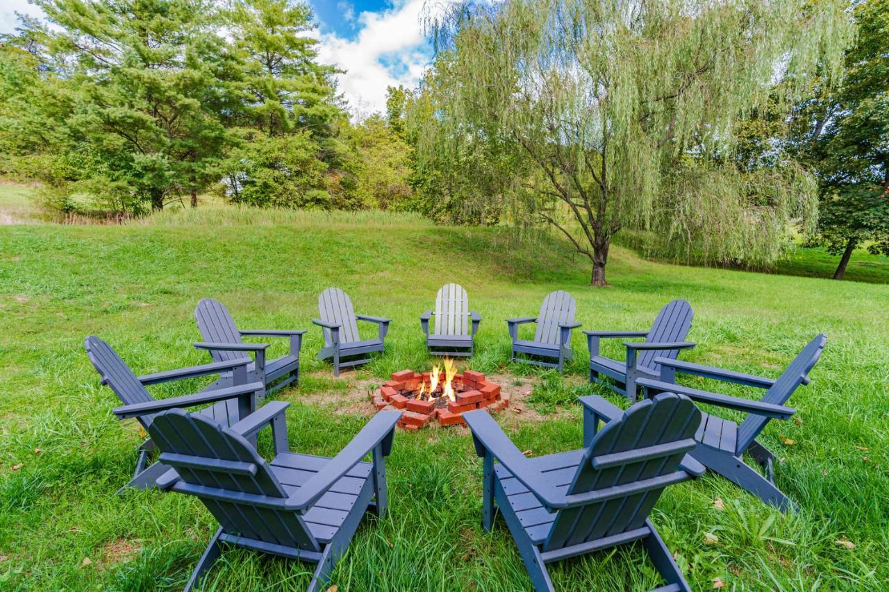 Large Modern Farmhouse W Hot Tub, Fire Pit & Games Villa Berkeley Springs Bagian luar foto