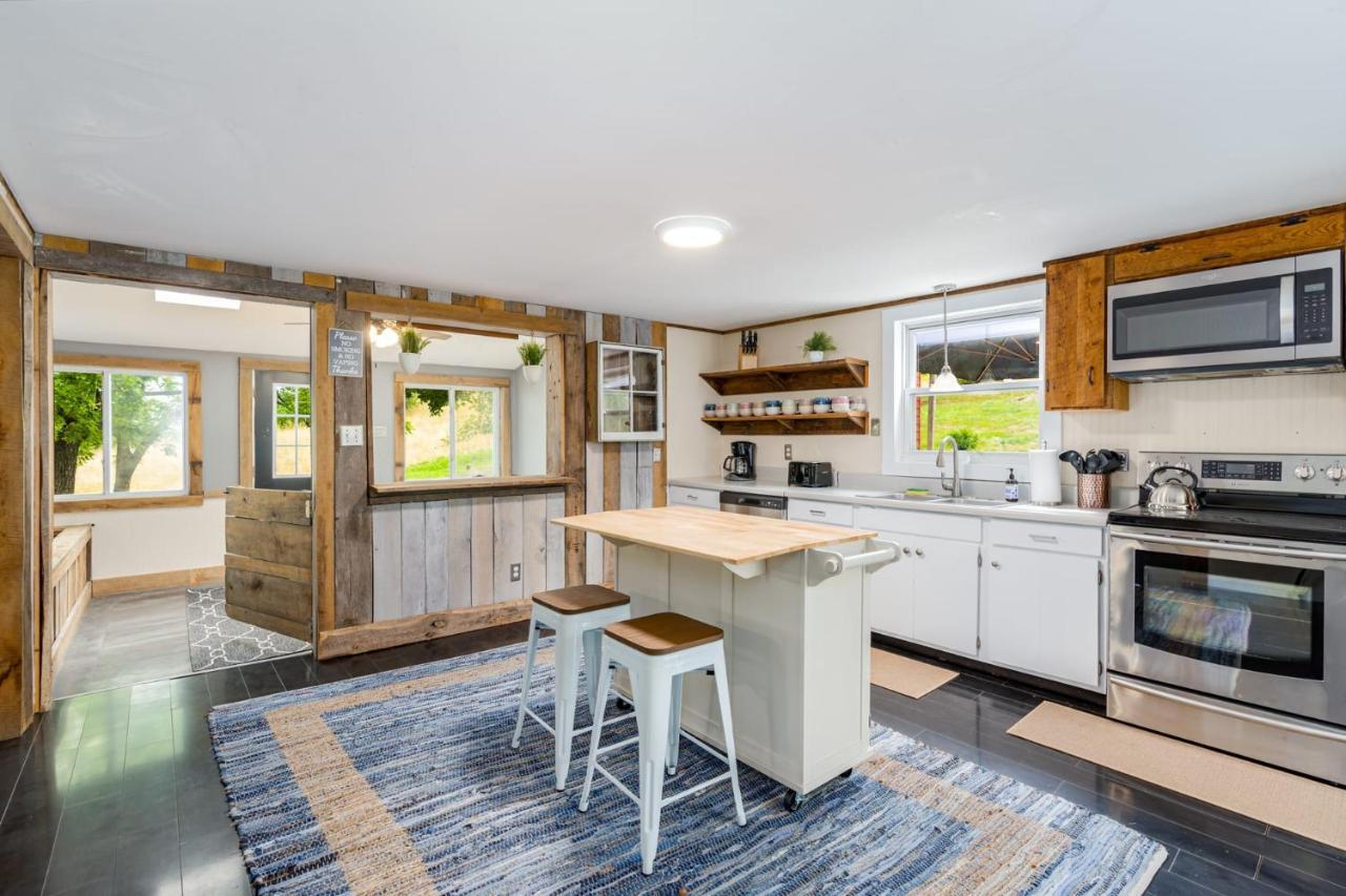 Large Modern Farmhouse W Hot Tub, Fire Pit & Games Villa Berkeley Springs Bagian luar foto