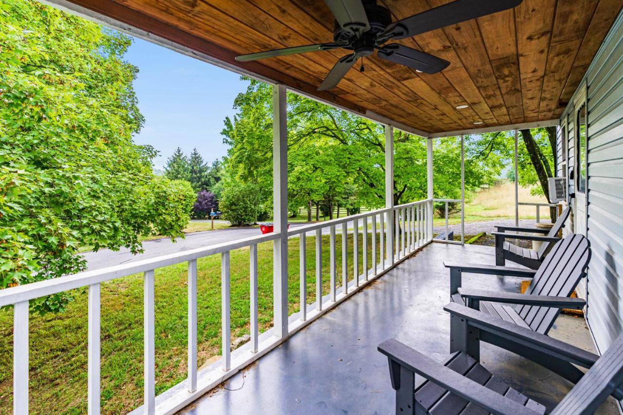 Large Modern Farmhouse W Hot Tub, Fire Pit & Games Villa Berkeley Springs Bagian luar foto