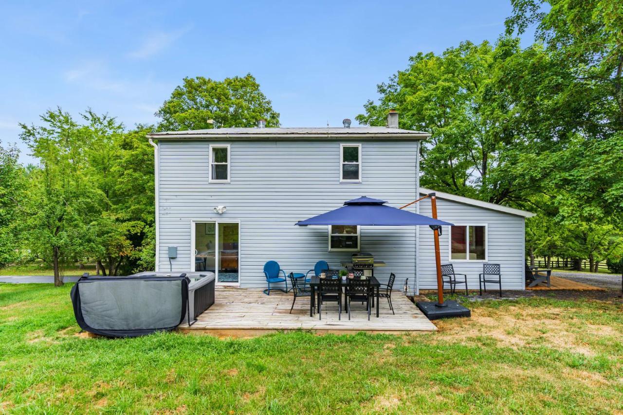 Large Modern Farmhouse W Hot Tub, Fire Pit & Games Villa Berkeley Springs Bagian luar foto