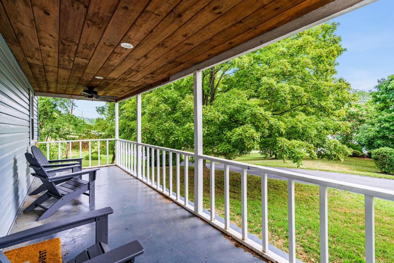 Large Modern Farmhouse W Hot Tub, Fire Pit & Games Villa Berkeley Springs Bagian luar foto