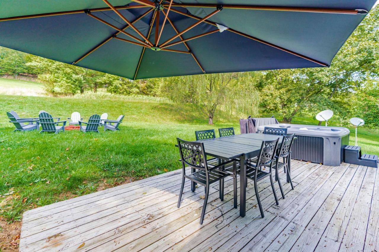 Large Modern Farmhouse W Hot Tub, Fire Pit & Games Villa Berkeley Springs Bagian luar foto