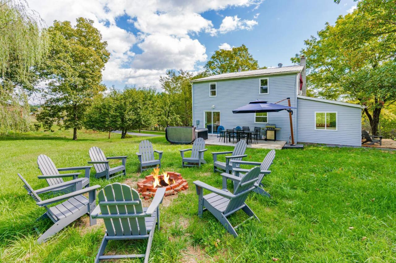 Large Modern Farmhouse W Hot Tub, Fire Pit & Games Villa Berkeley Springs Bagian luar foto