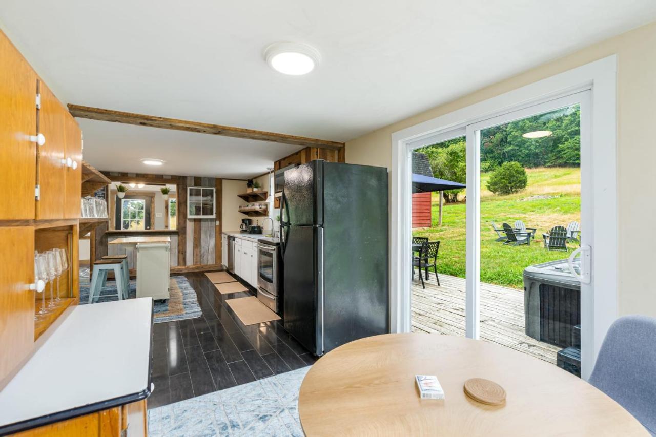 Large Modern Farmhouse W Hot Tub, Fire Pit & Games Villa Berkeley Springs Bagian luar foto