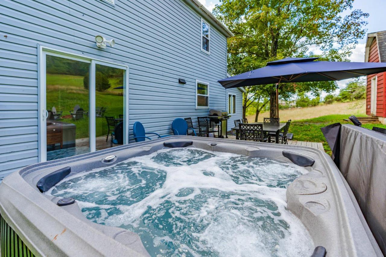 Large Modern Farmhouse W Hot Tub, Fire Pit & Games Villa Berkeley Springs Bagian luar foto