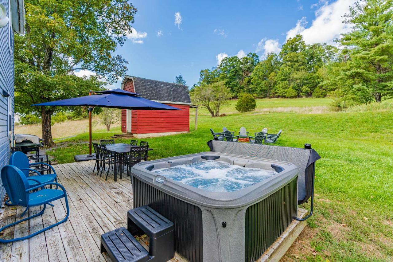 Large Modern Farmhouse W Hot Tub, Fire Pit & Games Villa Berkeley Springs Bagian luar foto