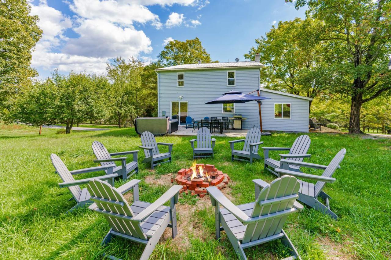 Large Modern Farmhouse W Hot Tub, Fire Pit & Games Villa Berkeley Springs Bagian luar foto